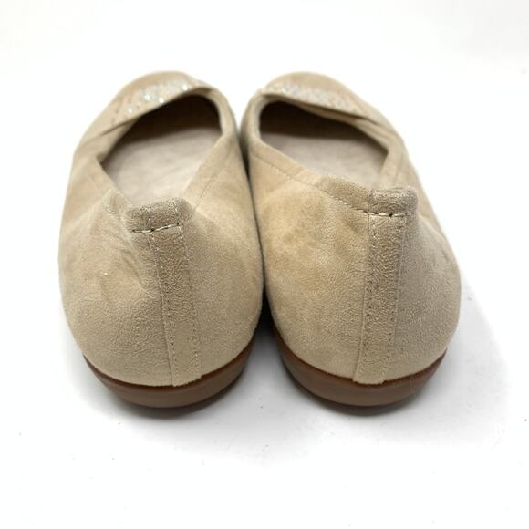 Trotters Women's Sz 9.5 Beige Flat Shoes Slip-On With Rhinestone Cap Toe Comfort - Picture 4 of 6